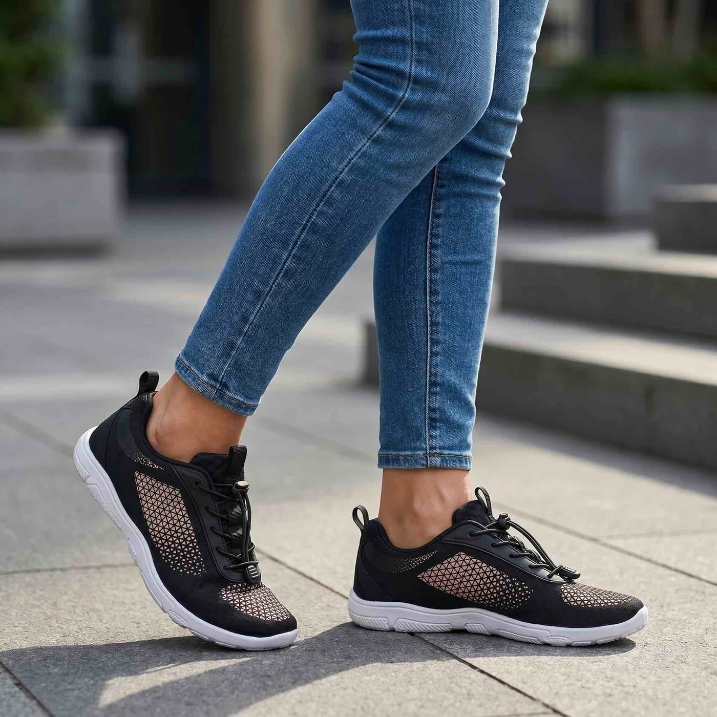 Agata nere indossate con i jeans mentre si cammina in città