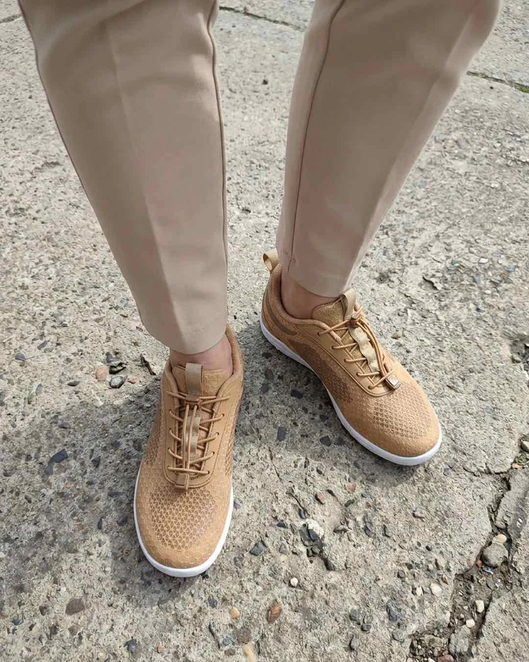 Agata color cuoio indossate con pantaloni beige