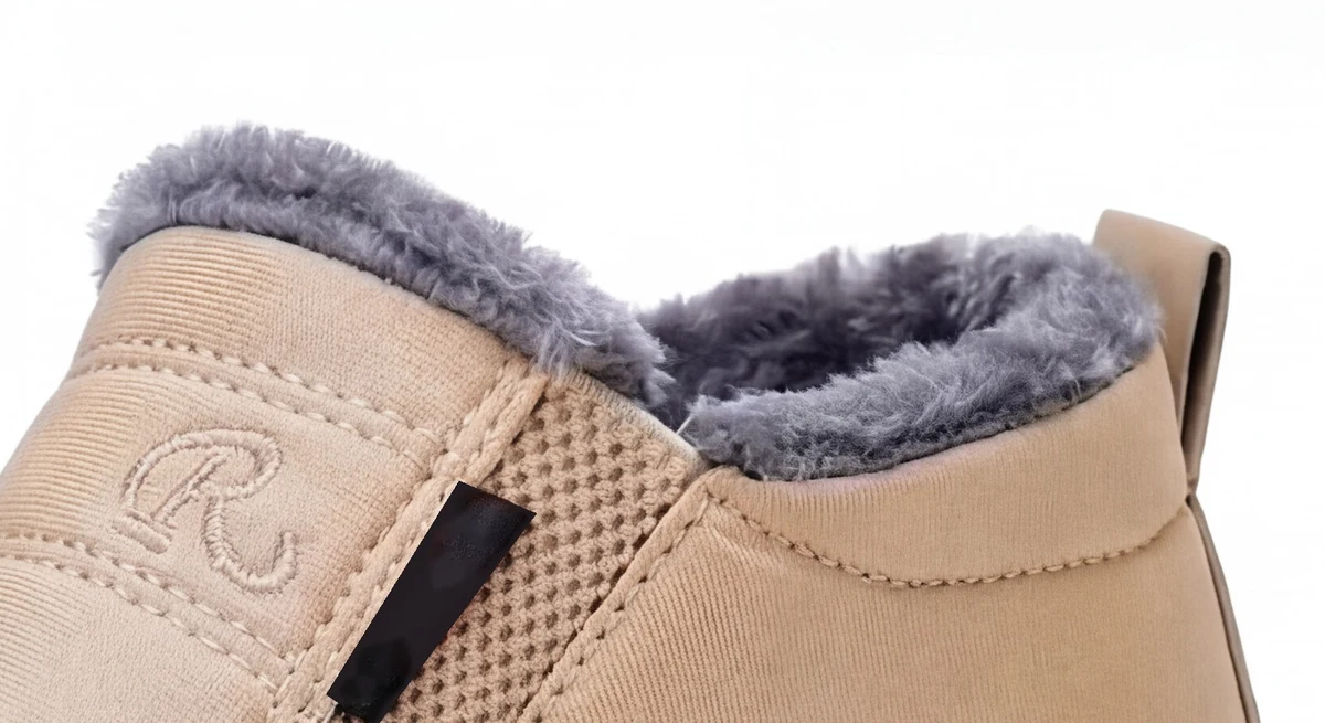 Il collo di pelo grigio sul bordo della scarpa beige