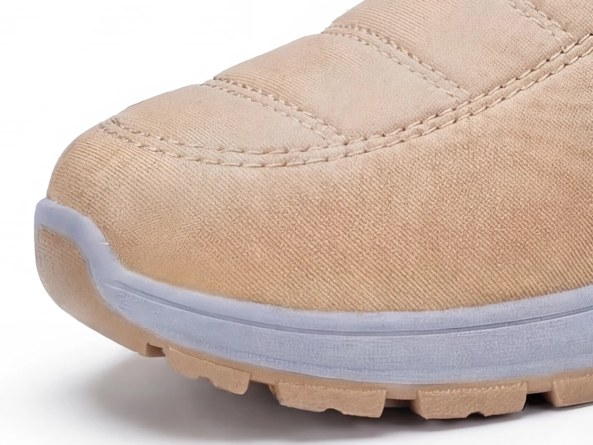La punta tonda e ampia della scarpa beige