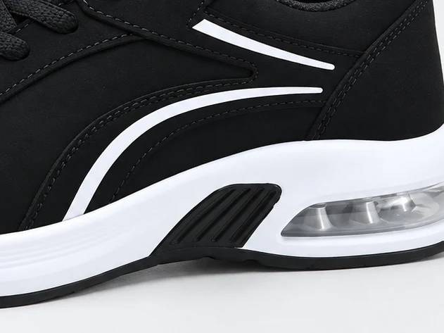 Il tallone della sneaker con la bolla d'aria trasparente nella suola bianca