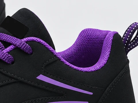 Il collo della sneaker nero e viola con la fodera interna viola
