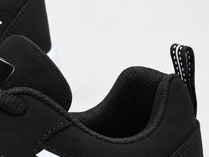 La linguetta per calzare sul tallone della sneaker nera