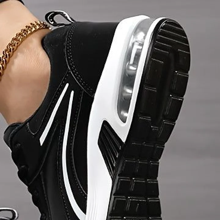 Il tallone e la suola della sneaker: la bolla d'aria trasparente e i tasselli sotto
