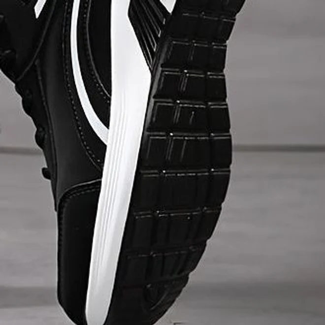 La suola della sneaker vista da sotto con i tasselli quadrati